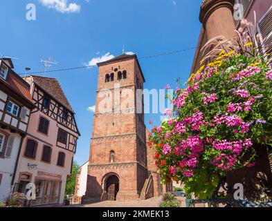 Saverne (Zabern, Zawere): Romanischer Westturm der Kirche „Eglise-Notre-Dame-de-la-Nativité“ im Elsass, Bas-Rhin (Unterelsass), Frankreich Stockfoto