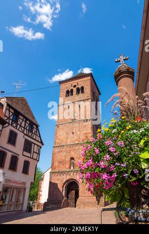 Saverne (Zabern, Zawere): Romanischer Westturm der Kirche „Eglise-Notre-Dame-de-la-Nativité“ im Elsass, Bas-Rhin (Unterelsass), Frankreich Stockfoto