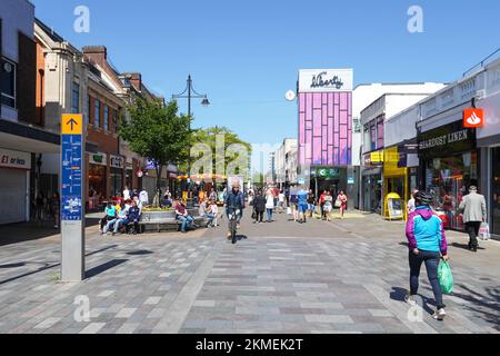 Shoppers on South Street, Romford, London Borough of Havering, England Großbritannien Stockfoto