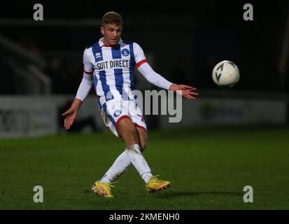 Louis Stephenson von Hartlepool United während der zweiten Runde des FA Cup zwischen Hartlepool United und Harrogate Town im Victoria Park, Hartlepool, am Samstag, den 26.. November 2022. (Kredit: Michael Driver | MI News) Kredit: MI News & Sport /Alamy Live News Stockfoto