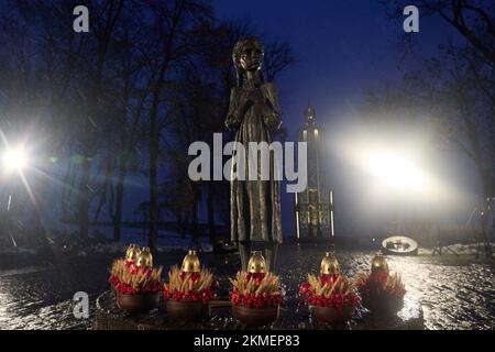 Kiew, Ukraine. 26.. November 2022. The Bitter Memorial of Childhood Statue zu Ehren der Opfer der Holodomor-Hungersnot an einem verschneiten Abend in den Pechersk Hills, 26. November 2022 in Kiew, Ukraine. Die Ukraine feiert den 90.. Jahrestag des Massenhunger der Ukrainer durch Stalin, der 4 Millionen Menschen tötete. Kredit: Ukrainischer Ratsvorsitz/Pressestelle Des Ukrainischen Präsidenten/Alamy Live News Stockfoto