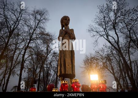 Kiew, Ukraine. 26.. November 2022. The Bitter Memorial of Childhood Statue zu Ehren der Opfer der Holodomor-Hungersnot an einem verschneiten Abend in den Pechersk Hills, 26. November 2022 in Kiew, Ukraine. Die Ukraine feiert den 90.. Jahrestag des Massenhunger der Ukrainer durch Stalin, der 4 Millionen Menschen tötete. Kredit: Ukrainischer Ratsvorsitz/Pressestelle Des Ukrainischen Präsidenten/Alamy Live News Stockfoto