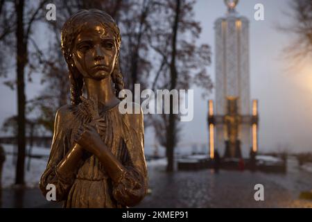 Kiew, Ukraine. 26.. November 2022. The Bitter Memorial of Childhood Statue zu Ehren der Opfer der Holodomor-Hungersnot an einem verschneiten Abend in den Pechersk Hills, 26. November 2022 in Kiew, Ukraine. Die Ukraine feiert den 90.. Jahrestag des Massenhunger der Ukrainer durch Stalin, der 4 Millionen Menschen tötete. Kredit: Ukrainischer Ratsvorsitz/Pressestelle Des Ukrainischen Präsidenten/Alamy Live News Stockfoto