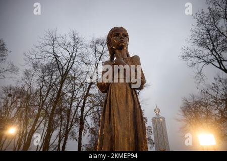 Kiew, Ukraine. 26.. November 2022. The Bitter Memorial of Childhood Statue zu Ehren der Opfer der Holodomor-Hungersnot an einem verschneiten Abend in den Pechersk Hills, 26. November 2022 in Kiew, Ukraine. Die Ukraine feiert den 90.. Jahrestag des Massenhunger der Ukrainer durch Stalin, der 4 Millionen Menschen tötete. Kredit: Ukrainischer Ratsvorsitz/Pressestelle Des Ukrainischen Präsidenten/Alamy Live News Stockfoto