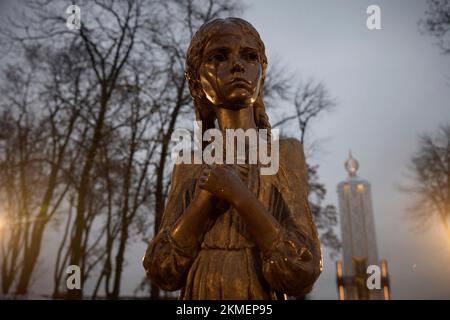 Kiew, Ukraine. 26.. November 2022. The Bitter Memorial of Childhood Statue zu Ehren der Opfer der Holodomor-Hungersnot an einem verschneiten Abend in den Pechersk Hills, 26. November 2022 in Kiew, Ukraine. Die Ukraine feiert den 90.. Jahrestag des Massenhunger der Ukrainer durch Stalin, der 4 Millionen Menschen tötete. Kredit: Ukrainischer Ratsvorsitz/Pressestelle Des Ukrainischen Präsidenten/Alamy Live News Stockfoto