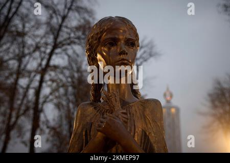 Kiew, Ukraine. 26.. November 2022. The Bitter Memorial of Childhood Statue zu Ehren der Opfer der Holodomor-Hungersnot an einem verschneiten Abend in den Pechersk Hills, 26. November 2022 in Kiew, Ukraine. Die Ukraine feiert den 90.. Jahrestag des Massenhunger der Ukrainer durch Stalin, der 4 Millionen Menschen tötete. Kredit: Ukrainischer Ratsvorsitz/Pressestelle Des Ukrainischen Präsidenten/Alamy Live News Stockfoto