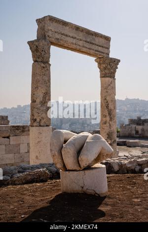 Hand des Herkules mit Fingern und Tempel in Amman, Jordanien, die Überreste einer antiken Marmorstatue Stockfoto