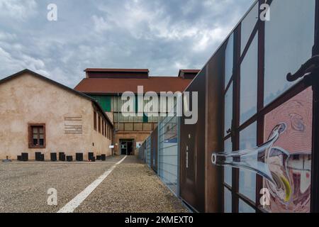 Saint-Louis-lès-Bitche (Münztal): Glasfabrik Compagnie des Cristalleries de Saint Louis in Lothringen, Mosel, Frankreich Stockfoto