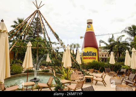 Eine riesige Flasche Daddies Tomatenketchup in den Casino Gardens, ein Kunstwerk, Daddies Tomatenketchup Inflatable, Skulptur, von Paul McCarthy, Künstler. Es ist Teil einer größeren Ausstellung, die viele Werke des Künstlers in einer Retrospektive seiner Kunst im Herzen des Fürstentums, Monte Carlo, Monaco, Südfrankreich, Frankreich, Frankreich, Europa, Europa, August, Sommer zeigt. Mittelmeer, Küste, Stadt, Staat, Land, reich, Millionäre, Stockfoto