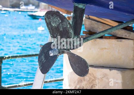 Blick auf Ruder und Propeller des Schiffes, das im Trockendock liegt Stockfoto