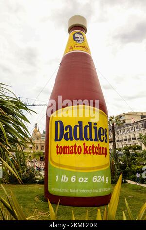 Eine riesige Flasche Daddies Tomatenketchup in den Casino Gardens, ein Kunstwerk, Daddies Tomatenketchup Inflatable, Skulptur, von Paul McCarthy, Künstler. Es ist Teil einer größeren Ausstellung, die viele Werke des Künstlers in einer Retrospektive seiner Kunst im Herzen des Fürstentums, Monte Carlo, Monaco, Südfrankreich, Frankreich, Frankreich, Europa, Europa, August, Sommer zeigt. Mittelmeer, Küste, Stadt, Staat, Land, reich, Millionäre, Stockfoto