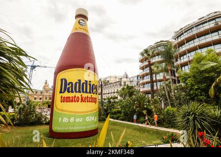 Eine riesige Flasche Daddies Tomatenketchup in den Casino Gardens, ein Kunstwerk, Daddies Tomatenketchup Inflatable, Skulptur, von Paul McCarthy, Künstler. Es ist Teil einer größeren Ausstellung, die viele Werke des Künstlers in einer Retrospektive seiner Kunst im Herzen des Fürstentums, Monte Carlo, Monaco, Südfrankreich, Frankreich, Frankreich, Europa, Europa, August, Sommer zeigt. Mittelmeer, Küste, Stadt, Staat, Land, reich, Millionäre, Stockfoto