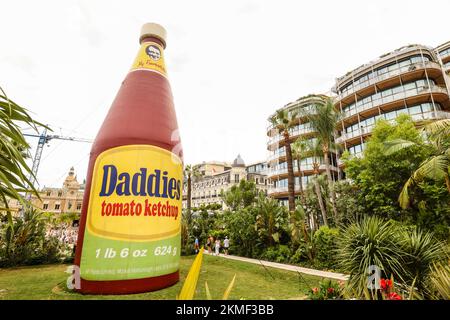 Eine riesige Flasche Daddies Tomatenketchup in den Casino Gardens, ein Kunstwerk, Daddies Tomatenketchup Inflatable, Skulptur, von Paul McCarthy, Künstler. Es ist Teil einer größeren Ausstellung, die viele Werke des Künstlers in einer Retrospektive seiner Kunst im Herzen des Fürstentums, Monte Carlo, Monaco, Südfrankreich, Frankreich, Frankreich, Europa, Europa, August, Sommer zeigt. Mittelmeer, Küste, Stadt, Staat, Land, reich, Millionäre, Stockfoto