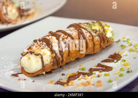 italienischer Cannoli-Kuchen mit Pistazien und Schokolade, aus nächster Nähe Stockfoto