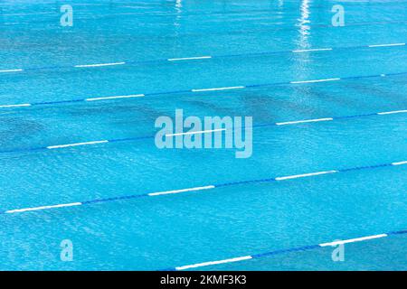 In der Mitte eine Plattform für Start und Spur des Schwimmens Pool Stockfoto