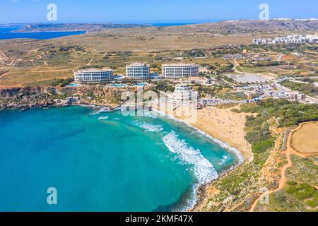 Blick aus der Vogelperspektive auf einen Golden Bay Beach in der Region Tuffieha, Malta Stockfoto