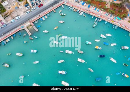 Traditionelle Augen bunte Boote im Hafen des mediterranen Fischerdorfes, Luftaufnahme Marsaxlokk, Malta Stockfoto