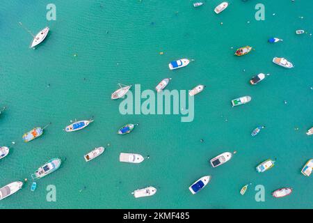 Luftblick auf die Bucht mit türkisfarbenem Wasser und vielen kleinen Fischerbooten Stockfoto