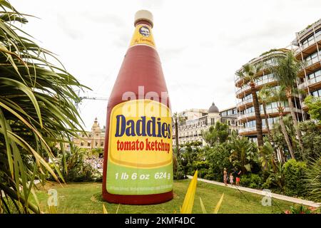 Eine riesige Flasche Daddies Tomatenketchup in den Casino Gardens, ein Kunstwerk, Daddies Tomatenketchup Inflatable, Skulptur, von Paul McCarthy, Künstler. Es ist Teil einer größeren Ausstellung, die viele Werke des Künstlers in einer Retrospektive seiner Kunst im Herzen des Fürstentums, Monte Carlo, Monaco, Südfrankreich, Frankreich, Frankreich, Europa, Europa, August, Sommer zeigt. Mittelmeer, Küste, Stadt, Staat, Land, reich, Millionäre, Stockfoto