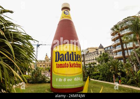 Eine riesige Flasche Daddies Tomatenketchup in den Casino Gardens, ein Kunstwerk, Daddies Tomatenketchup Inflatable, Skulptur, von Paul McCarthy, Künstler. Es ist Teil einer größeren Ausstellung, die viele Werke des Künstlers in einer Retrospektive seiner Kunst im Herzen des Fürstentums, Monte Carlo, Monaco, Südfrankreich, Frankreich, Frankreich, Europa, Europa, August, Sommer zeigt. Mittelmeer, Küste, Stadt, Staat, Land, reich, Millionäre, Stockfoto