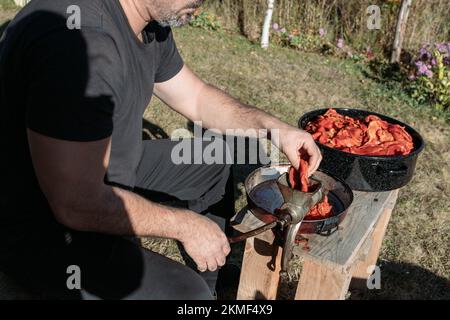 Zerkleinern von gerösteten roten Paprika, Paprika, für die Zubereitung von Ajvar. Traditionelle balkanische Küche Stockfoto