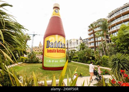 Eine riesige Flasche Daddies Tomatenketchup in den Casino Gardens, ein Kunstwerk, Daddies Tomatenketchup Inflatable, Skulptur, von Paul McCarthy, Künstler. Es ist Teil einer größeren Ausstellung, die viele Werke des Künstlers in einer Retrospektive seiner Kunst im Herzen des Fürstentums, Monte Carlo, Monaco, Südfrankreich, Frankreich, Frankreich, Europa, Europa, August, Sommer zeigt. Mittelmeer, Küste, Stadt, Staat, Land, reich, Millionäre, Stockfoto