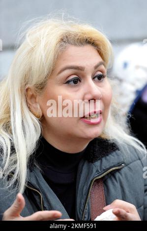 London, Großbritannien. 26.. November 2022. Eine Frau in schwarzem Mantel mit ihrer Gefährtin in Lederjacke soll die iranische Monarchie beleidigen. Die Frau im schwarzen Mantel schlug der blonden Frau ins Gesicht und wurde von der Polizei verhaftet. Iraner protestieren am Trafalgar Square. Protest in London über den Tod von Mahsa Amini in den Händen der iranischen Moralpolizei, weil sie ihren Hijab falsch getragen hat. Kredit: JOHNNY ARMSTEAD/Alamy Live News Stockfoto