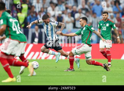 Lusail, Katar. 26.. November 2022. Rodrigo de Paul (3. l) aus Argentinien spielt mit Erick Gutierrez (2. R) aus Mexiko während des Spiels der Gruppe C zwischen Argentinien und Mexiko bei der FIFA-Weltmeisterschaft 2022 im Lusail-Stadion in Lusail, Katar, am 26. November 2022. Kredit: Pan Yulong/Xinhua/Alamy Live News Stockfoto