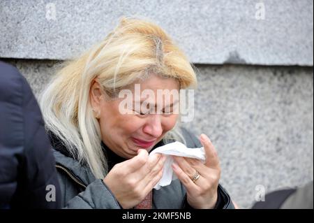 London, Großbritannien. 26.. November 2022. Eine Frau in schwarzem Mantel mit ihrer Gefährtin in Lederjacke soll die iranische Monarchie beleidigen. Die Frau im schwarzen Mantel schlug der blonden Frau ins Gesicht und wurde von der Polizei verhaftet. Iraner protestieren am Trafalgar Square. Protest in London über den Tod von Mahsa Amini in den Händen der iranischen Moralpolizei, weil sie ihren Hijab falsch getragen hat. Kredit: JOHNNY ARMSTEAD/Alamy Live News Stockfoto