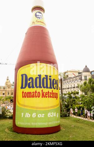 Eine riesige Flasche Daddies Tomatenketchup in den Casino Gardens, ein Kunstwerk, Daddies Tomatenketchup Inflatable, Skulptur, von Paul McCarthy, Künstler. Es ist Teil einer größeren Ausstellung, die viele Werke des Künstlers in einer Retrospektive seiner Kunst im Herzen des Fürstentums, Monte Carlo, Monaco, Südfrankreich, Frankreich, Frankreich, Europa, Europa, August, Sommer zeigt. Mittelmeer, Küste, Stadt, Staat, Land, reich, Millionäre, Stockfoto