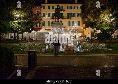 Piazza Bra mit Alpenbrunnen und Reiterstatue bei Nacht in Verona, Italien. Stockfoto