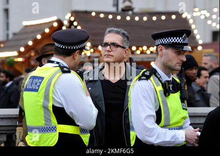 London, Großbritannien. 26.. November 2022. Eine Frau in schwarzem Mantel mit ihrer Gefährtin in Lederjacke soll die iranische Monarchie beleidigen. Die Frau im schwarzen Mantel schlug der blonden Frau ins Gesicht und wurde von der Polizei verhaftet. Iraner protestieren am Trafalgar Square. Protest in London über den Tod von Mahsa Amini in den Händen der iranischen Moralpolizei, weil sie ihren Hijab falsch getragen hat. Kredit: JOHNNY ARMSTEAD/Alamy Live News Stockfoto