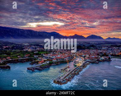 Luftaufnahme von Llanes bei Sonnenuntergang in Asturien, Spanien. Stockfoto