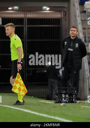 Windsor Park, Belfast, Nordirland, Großbritannien. 26. November 2022. Danske Bank Premiership – Linfield gegen Kreuzritter. Action aus dem Spiel des Abends im Windsor Park (Linfield in Blau). Linfield Manager David Healy schaut zu. (Kredit: CAZIMB/Alamy Live News. Stockfoto