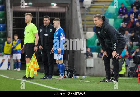 Windsor Park, Belfast, Nordirland, Großbritannien. 26. November 2022. Danske Bank Premiership – Linfield gegen Kreuzritter. Action aus dem Spiel des Abends im Windsor Park (Linfield in Blau). Crusaders Manager Stephen Baxter (rechts). Kredit: CAZIMB/Alamy Live News. Stockfoto