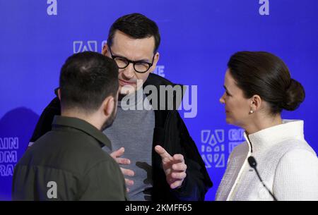 KIEW, UKRAINE - 26. NOVEMBER 2022 - Präsident der Ukraine Volodymyr Zelenskyy, Premierminister der Republik Polen Mateusz Morawiecki und Präsident Ungarns Katalin Novak (L-R) werden auf einer Pressekonferenz im Anschluss an das erste internationale Gipfeltreffen în Ernährungssicherheit unter Getreide aus der Ukraine Programm Kiew, Hauptstadt der Ukraine. Stockfoto