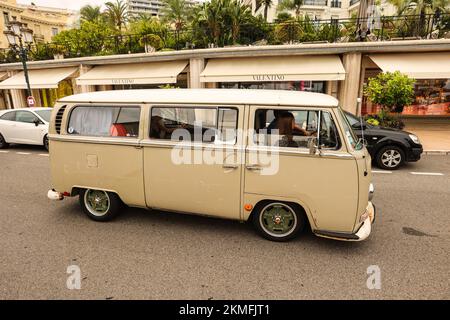 Volkswagen,VW,Kombi,Wohnmobil,Van,Vanlife, auf Tour,Kontrast,Nebeneinanderstellung,mit,Fahrzeug,teilen,Straße,mit,Supercars,und Rolls Royce,Luxus,Autos,in,Monte Carlo,vorbei,Luxushotel,Hotel de Paris Monte Carlo,in der Nähe, Monte Carlo Casino,Monaco,Südfrankreich,Frankreich,Frankreich,Frankreich,Sommer,Europa,Millionaires,Land,Europa,reich,Land,Europa,Millionär Stockfoto