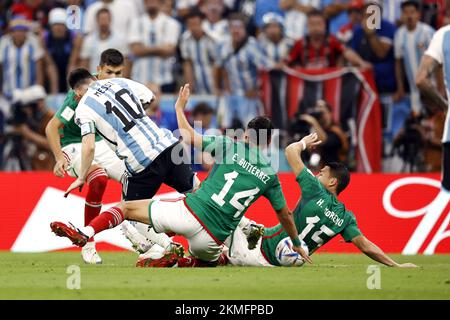 LUSAIL CITY - (l-r) Lionel Messi aus Argentinien, Erick Gutierrez aus Mexiko, Hector Moreno aus Mexiko während des FIFA Weltmeisterschafts-Spiels Katar 2022 Gruppe C zwischen Argentinien und Mexiko im Lusail Stadium am 26. November 2022 in Lusail City, Katar. AP | niederländische Höhe | MAURICE AUS STEIN Stockfoto