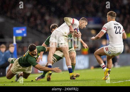 London, Vereinigtes Königreich, 26.. November 2022; Twickenham Stadium, London, England: Herbstserie Internationales Rugby England gegen Südafrika; Jonny May of England wird von Credit: Action Plus Sports Images/Alamy Live News erfasst Stockfoto