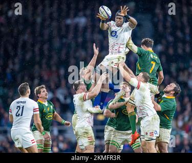 London, Vereinigtes Königreich, 26.. November 2022; Twickenham Stadium, London, England: Herbstserie Internationales Rugby England gegen Südafrika; Maro Itoje von England gewinnt Lineout Credit: Action Plus Sports Images/Alamy Live News Stockfoto