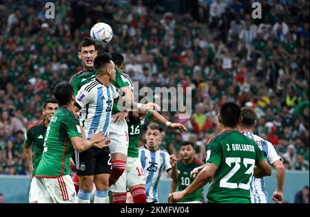 Lusail, Katar. 26.. November 2022. Die Spieler treten während des Group C-Spiels zwischen Argentinien und Mexiko bei der FIFA-Weltmeisterschaft 2022 im Lusail Stadium in Lusail, Katar, am 26. November 2022 gegeneinander an. Kredit: Li Ga/Xinhua/Alamy Live News Stockfoto