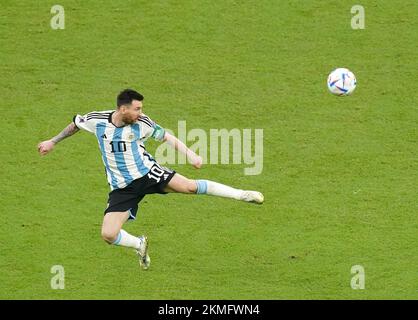 Argentiniens Lionel Messi während des FIFA-Weltmeisterschaftsspiels Gruppe C im Lusail Stadium in Lusail, Katar. Foto: Samstag, 26. November 2022. Stockfoto