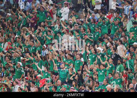 Lusail, Katar. 26.. November 2022. Mexikanische Fans singen beim FIFA-Weltmeisterschaftsspiel Katar 2022 Gruppe C zwischen Argentinien und Mexiko am 26. November 2022 im Lusail Stadium in Lusail, Katar. Foto von Peter Dovgan. Nur redaktionelle Verwendung, Lizenz für kommerzielle Verwendung erforderlich. Keine Verwendung bei Wetten, Spielen oder Veröffentlichungen von Clubs/Ligen/Spielern. Kredit: UK Sports Pics Ltd/Alamy Live News Stockfoto