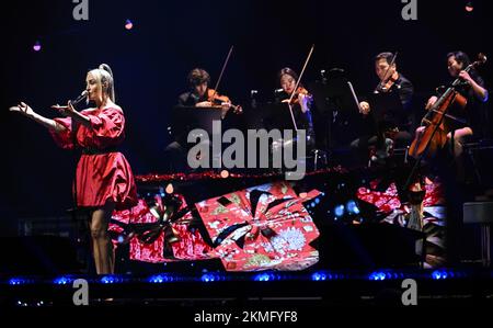 Berlin, Deutschland. 26.. November 2022. Die Sängerin Sarah Connor tritt in der Verti Music Hall für ihr Weihnachtskonzert auf. Kredit: Britta Pedersen/dpa/Alamy Live News Stockfoto