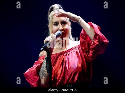 Berlin, Deutschland. 26.. November 2022. Die Sängerin Sarah Connor tritt in der Verti Music Hall für ihr Weihnachtskonzert auf. Kredit: Britta Pedersen/dpa/Alamy Live News Stockfoto