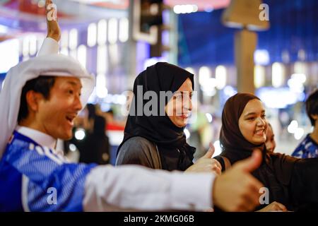 Doha, Catar. 26.. November 2022. Frauen aus Katar während der FIFA-Weltmeisterschaft 2022 in Doha, Katar. Kredit: Rodolfo Buhrer/La Imagem/FotoArena/Alamy Live News Stockfoto