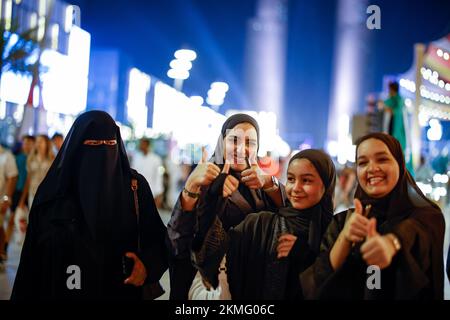 Doha, Catar. 26.. November 2022. Frauen aus Katar während der FIFA-Weltmeisterschaft 2022 in Doha, Katar. Kredit: Rodolfo Buhrer/La Imagem/FotoArena/Alamy Live News Stockfoto