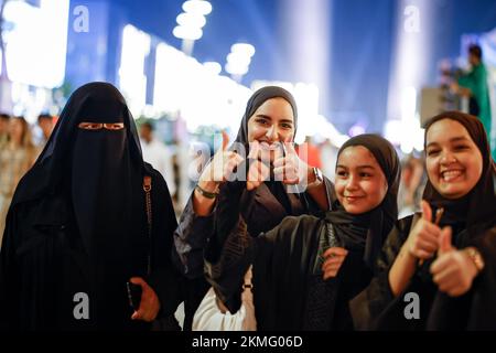 Doha, Catar. 26.. November 2022. Frauen aus Katar während der FIFA-Weltmeisterschaft 2022 in Doha, Katar. Kredit: Rodolfo Buhrer/La Imagem/FotoArena/Alamy Live News Stockfoto