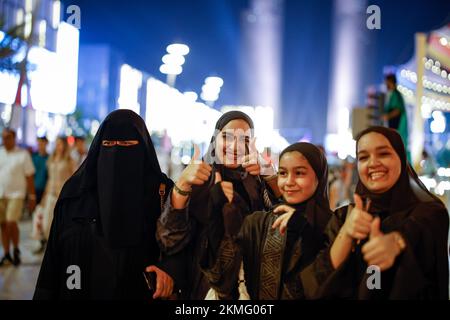 Doha, Catar. 26.. November 2022. Frauen aus Katar während der FIFA-Weltmeisterschaft 2022 in Doha, Katar. Kredit: Rodolfo Buhrer/La Imagem/FotoArena/Alamy Live News Stockfoto