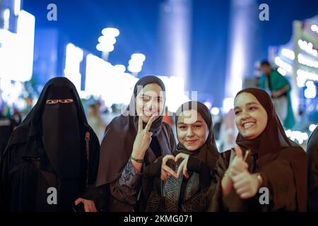 Doha, Catar. 26.. November 2022. Frauen aus Katar während der FIFA-Weltmeisterschaft 2022 in Doha, Katar. Kredit: Rodolfo Buhrer/La Imagem/FotoArena/Alamy Live News Stockfoto